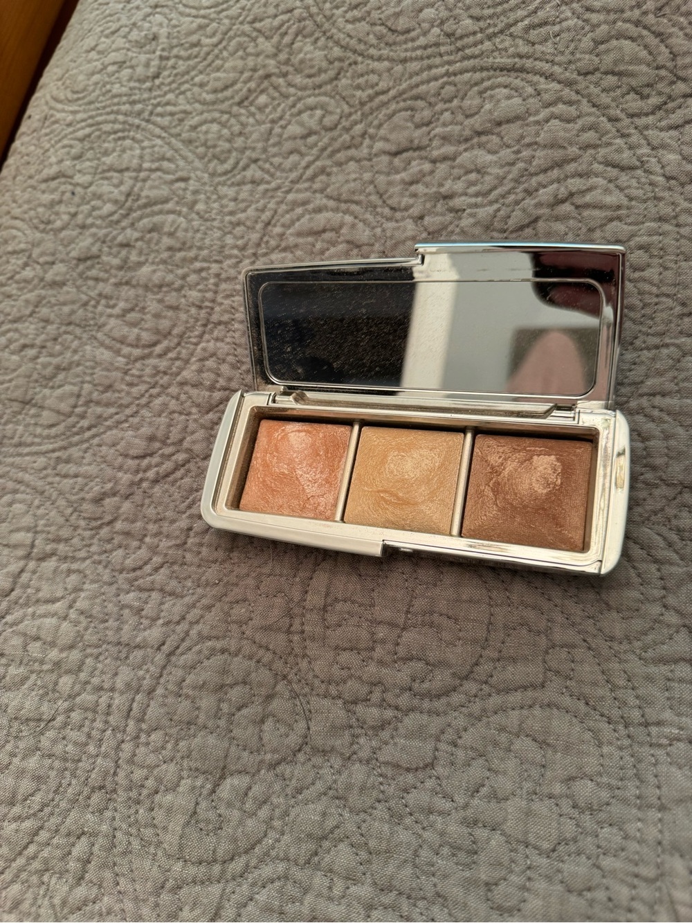 Hourglass Radiant Trio Highlighter - Peach, Champagne & Bronze